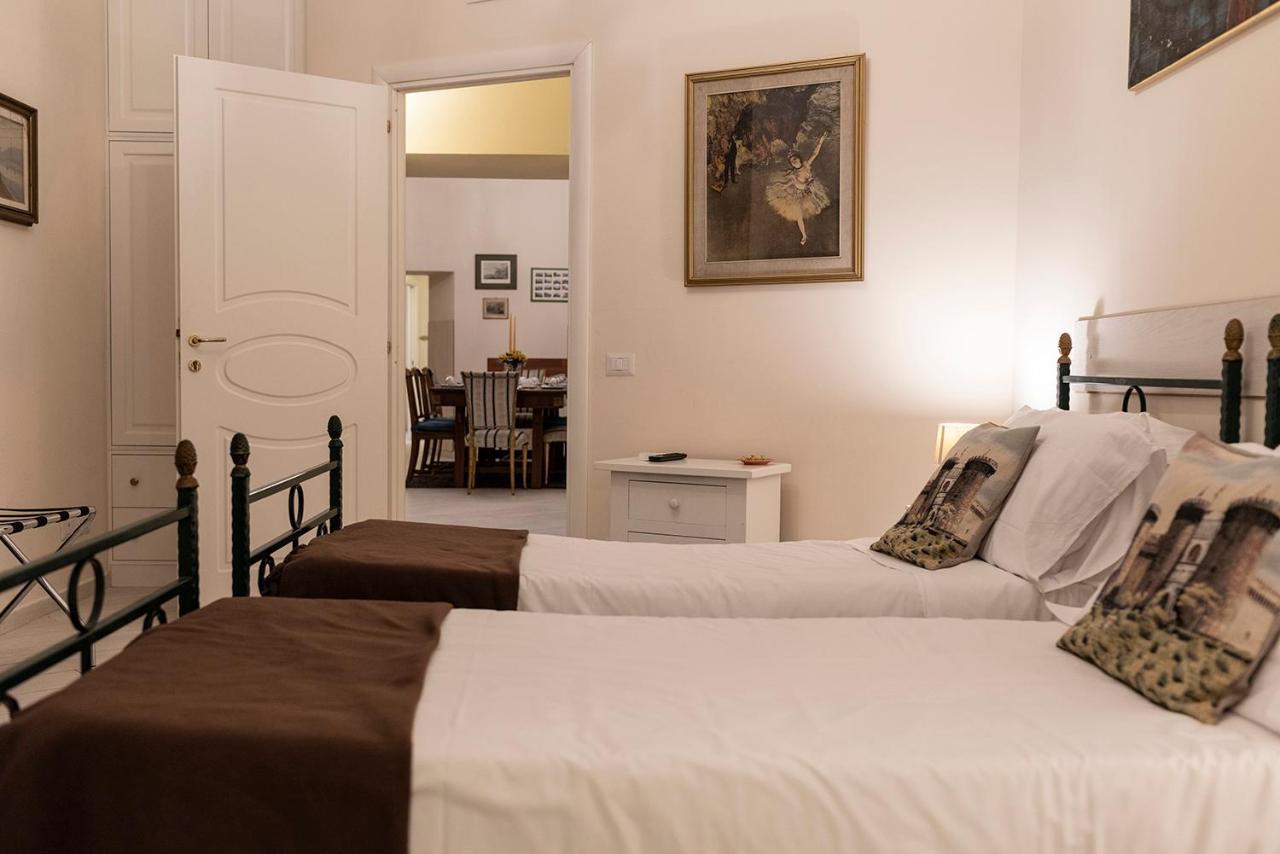 ナポリ Domus Borbonica Bed & Breakfast エクステリア 写真